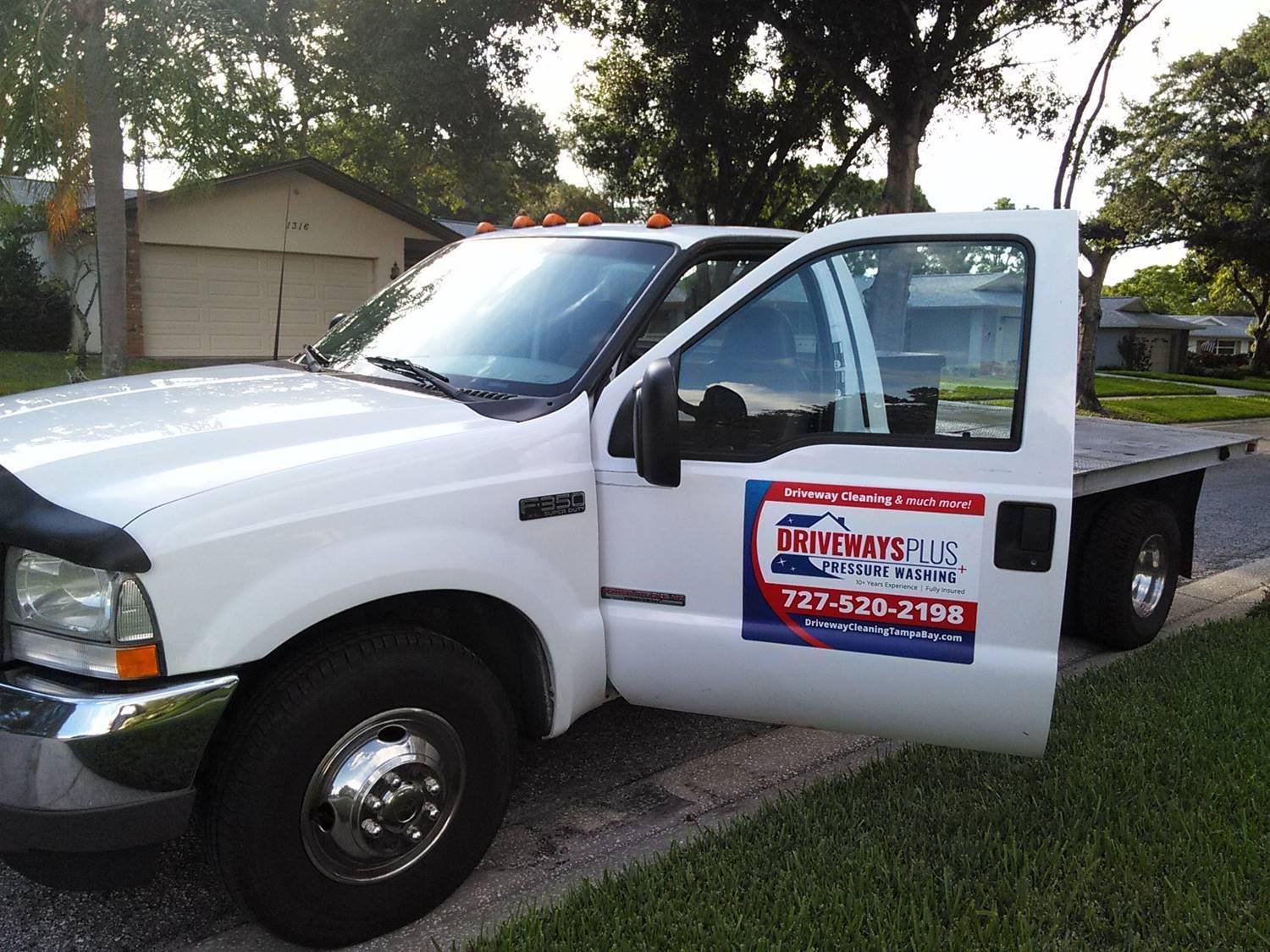 Pressure washing truck